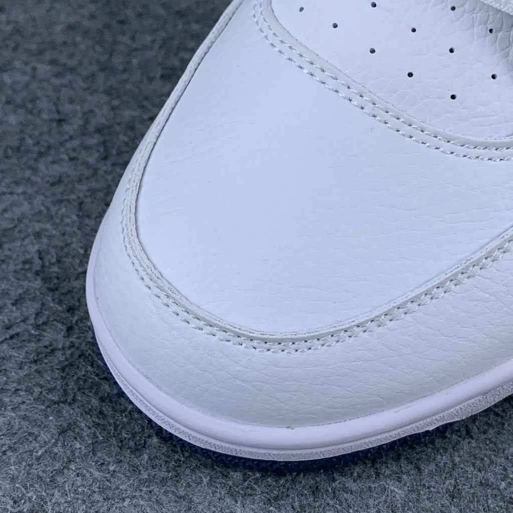Air Jordan 4 Retro LS 'Columbia'